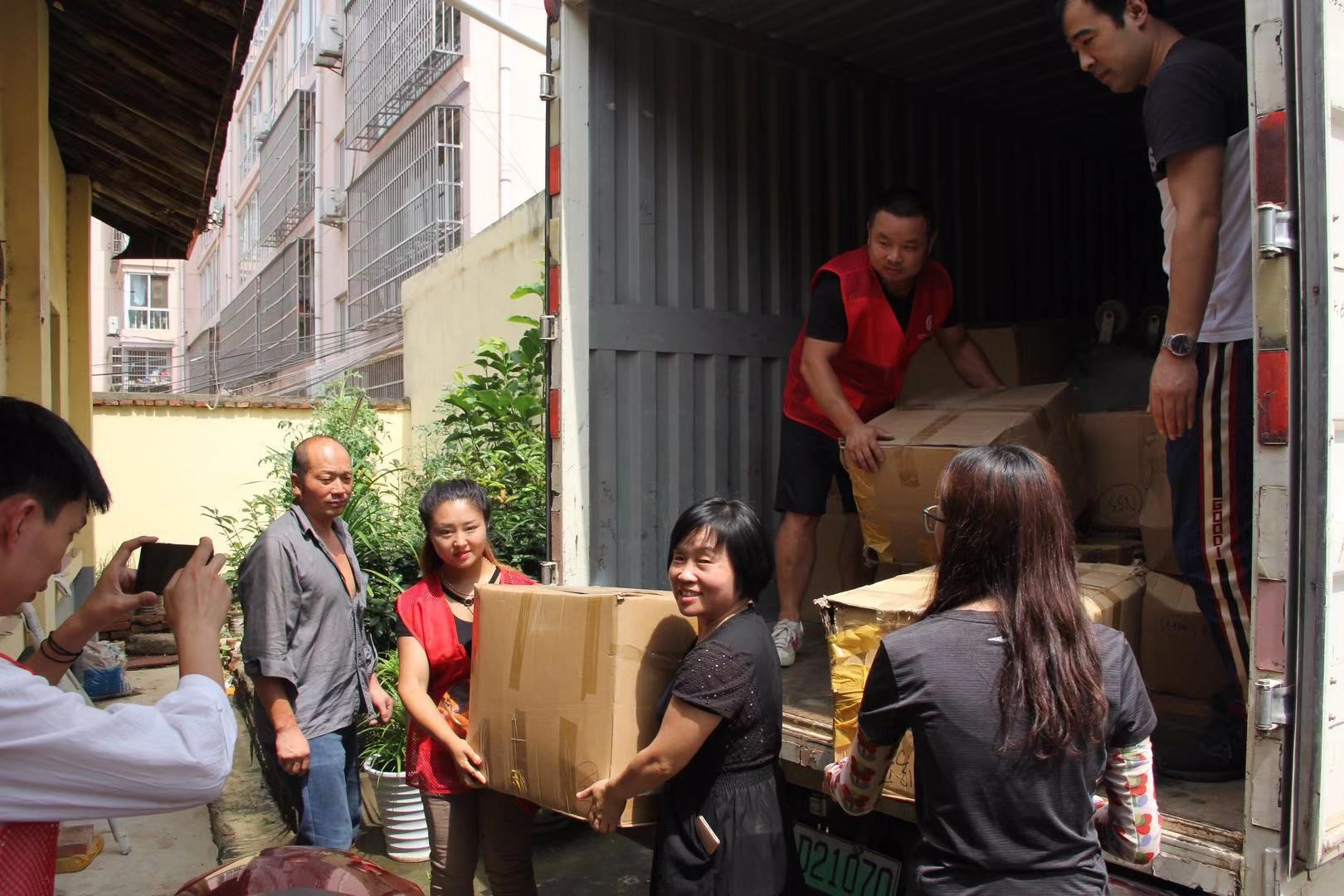 情滿人間 愛心無限-藍曉科技走進丹鳳慰問貧困戶 情滿人間 愛心無限-藍曉科技走進丹鳳慰問貧困戶