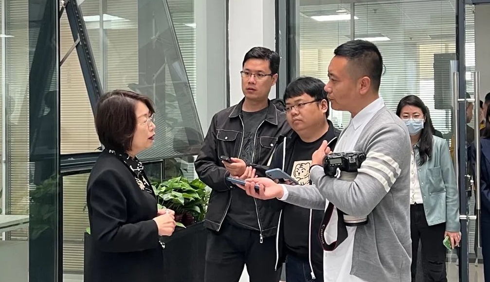 巾幗奮進新征程，婦聯媒體采訪團走進藍曉科技