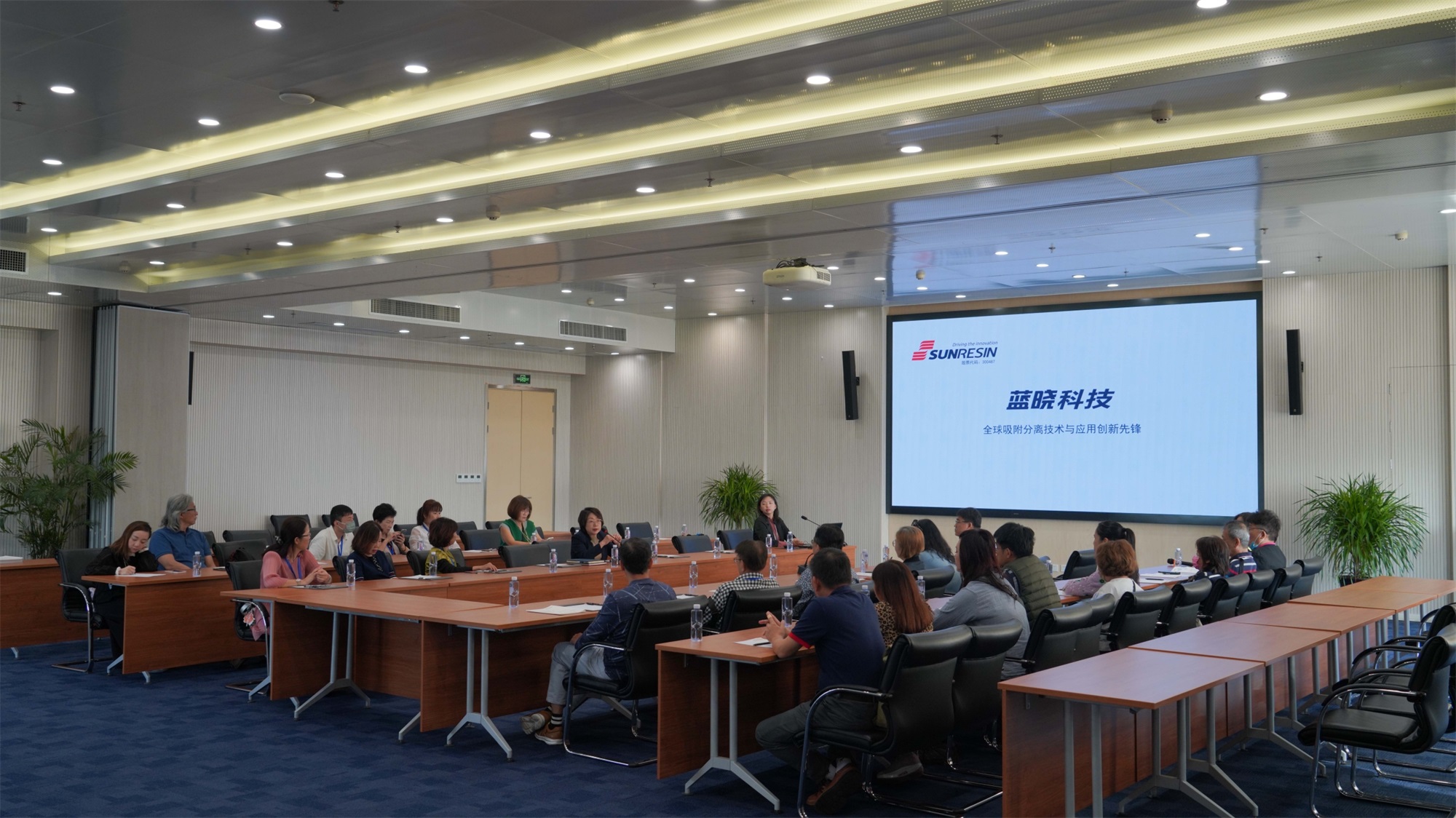 莘莘藍海意,曉映兩岸情 莘莘藍海意,曉映兩岸情