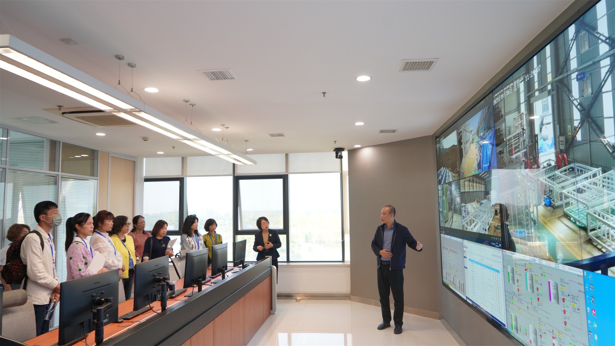 莘莘藍海意,曉映兩岸情 莘莘藍海意,曉映兩岸情