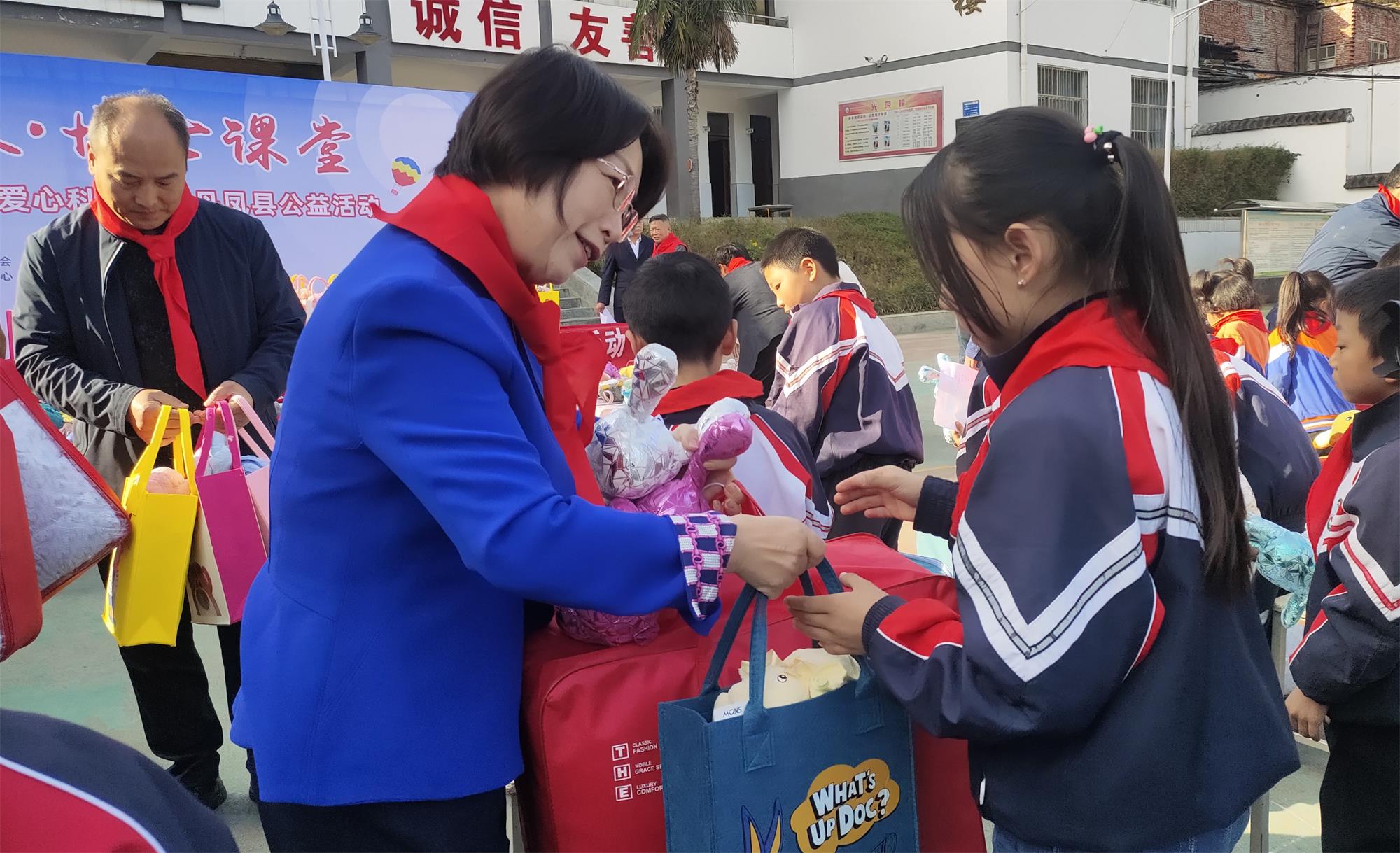 藍曉科技·博士課堂 關愛鄉村兒童愛心科普進校園公益活動圓滿完成 藍曉科技·博士課堂 關愛鄉村兒童愛心科普進校園公益活動圓滿完成