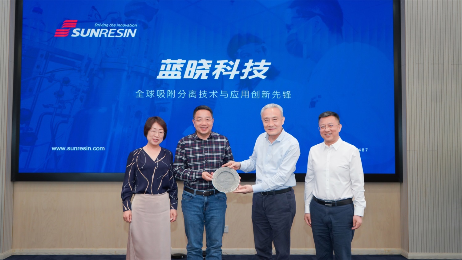 四川大學校長汪勁松一行蒞臨藍曉科技參觀交流