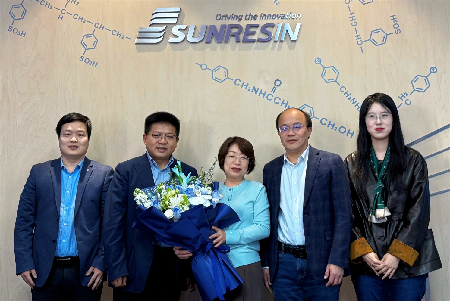 西北工業(yè)大學(xué)化學(xué)與化工學(xué)院領(lǐng)導(dǎo)一行蒞臨藍(lán)曉科技參觀交流